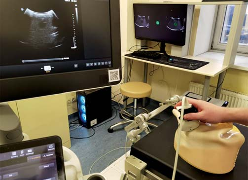 Рис. 3. Изображение испытательного стенда: УЗИ-аппарат Philips Affiniti 50, вычислительный сервер и позиционирующий манипулятор с датчиком на фантоме.